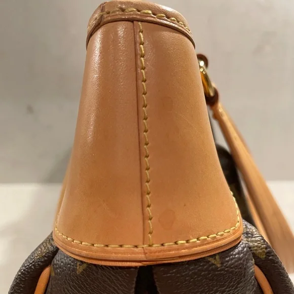 Louis Vuitton Purse - Picture 11 of 16